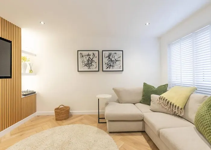Modern 2-Bed Sleeps 4 Parking Near Edinburgh