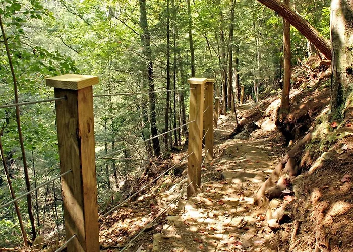 Memorable Wooden Cabin Next To Great Hiking Trails In Monteagle, Tennessee