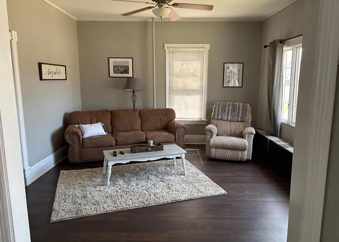 Historic 1902 Home Near Makoshika State Park 4Br