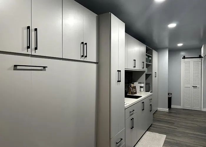 Charming Container Home With Hot Tub Near Sardis Lake, Perfect For A Romantic Glamping Getaway
