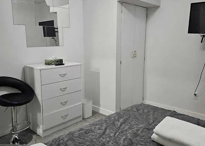 Modern Comfort2Br Basement Suite