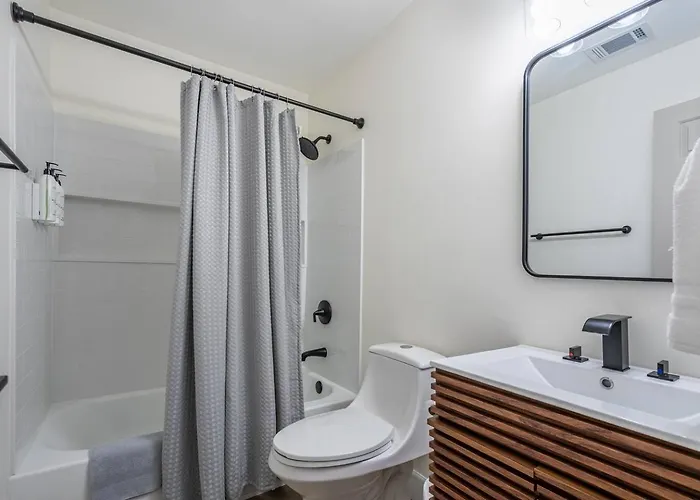 Modern Home • Near Downtown Woodstock • King Bed