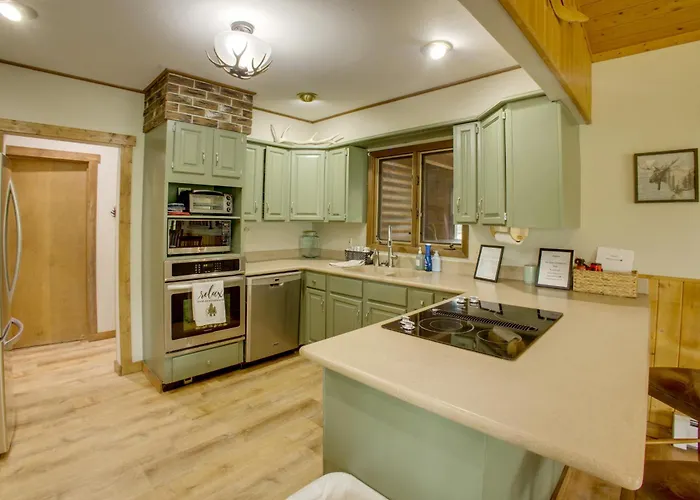 Mtn-View Deck & Fire Pit! 2-Cabin Retreat In Cody