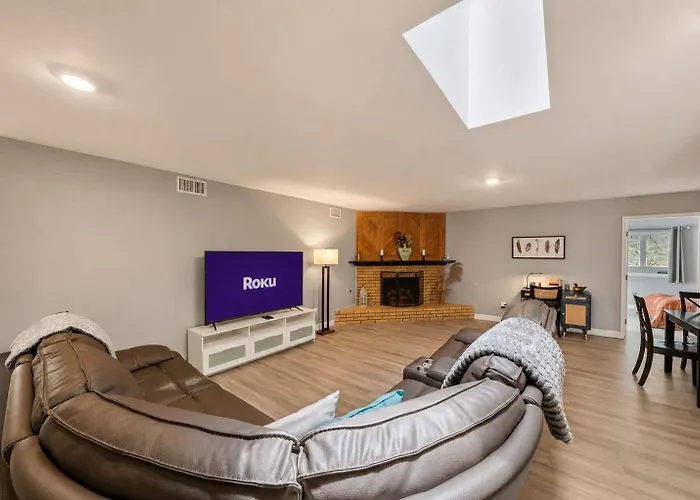 Spacious Home With Jacuzzi Bbq & Foosball