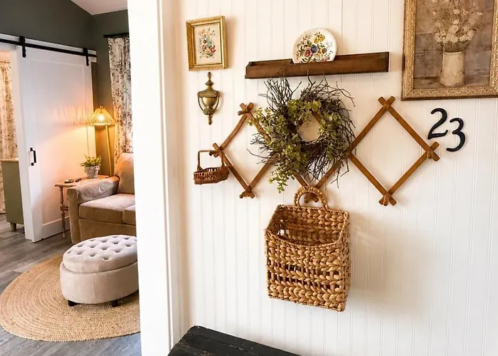 Charming Lake Cottage-Big Barbee Lake Access