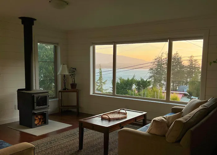 Coastal Nest Ocean & Mountain View Suite