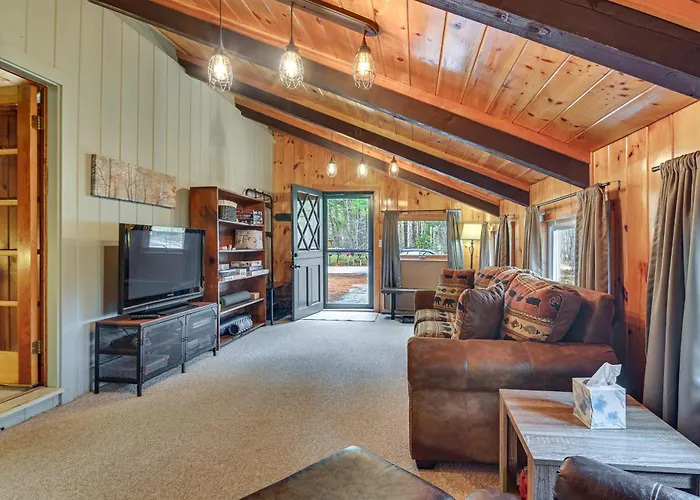 Walk To Cathedral Ledge Trails! Cozy Family Home