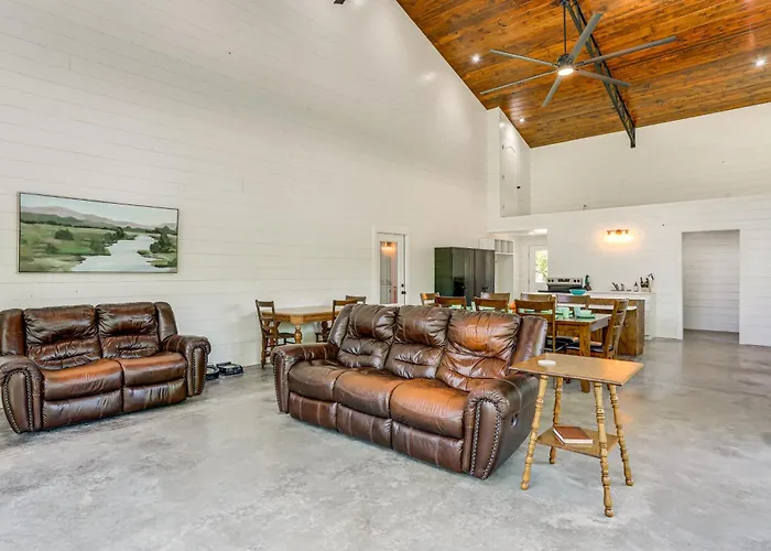 Riverfront Retreat W/ Porch & Views In Des Arc!