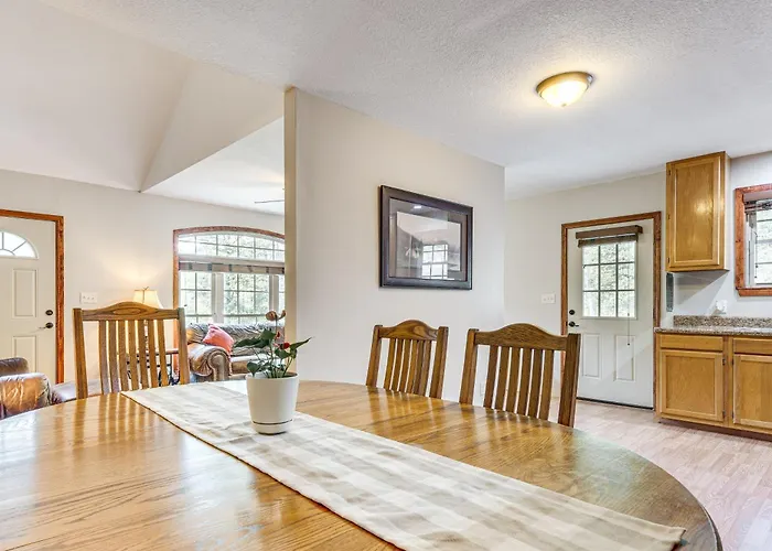 Leicester Retreat On 18 Acres W/ Fire Pit