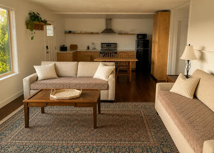 Coastal Nest Ocean & Mountain View Suite