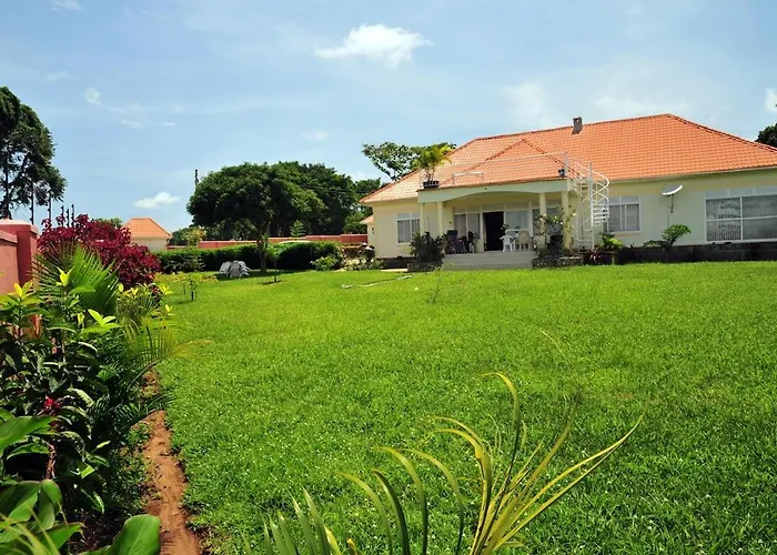 Amazing Victoria Lake View Residence & Safaris