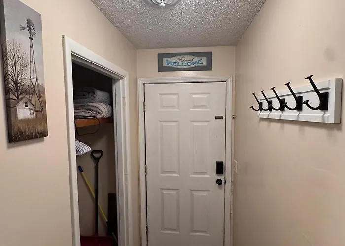 Freshly Remodeled 2 Bedroom Retreat