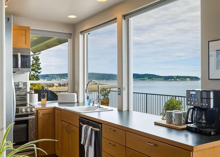 Waterfront Camano Island Retreat, Hot Tubkayaks