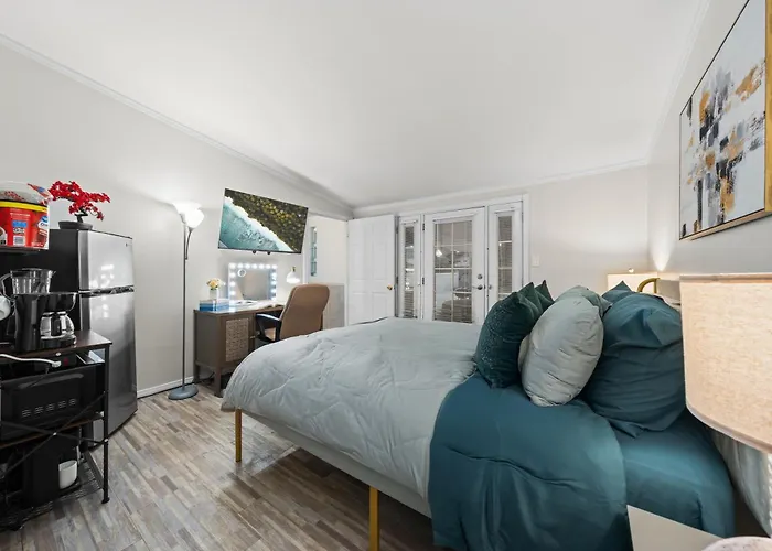 Entire Private Studio W King Bed, Smart Tv, Fast Wifi, Parking, Available Now