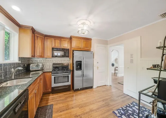 Huntington Village 4Br Walkable Sleeps 8