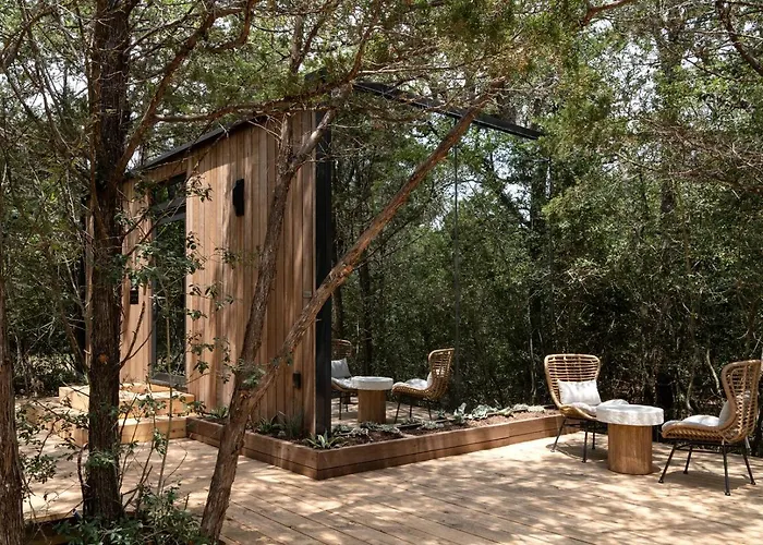 Romantic Mirror Cabin Retreat By The Lake In The Enchanted Forests Of Texas