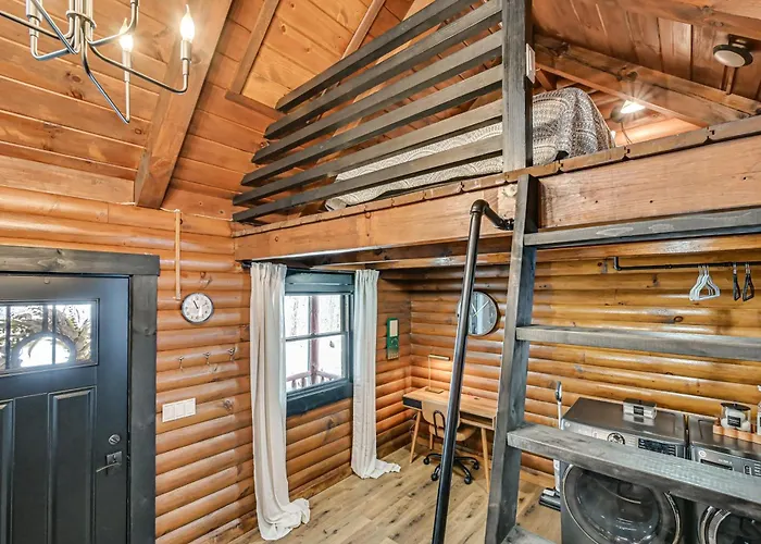 Peaceful Cabin W/ Hot Tub In Dundee: Dogs Welcome