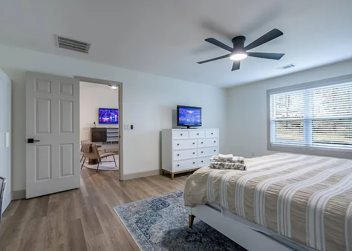 Modern Home • Near Downtown Woodstock • King Bed