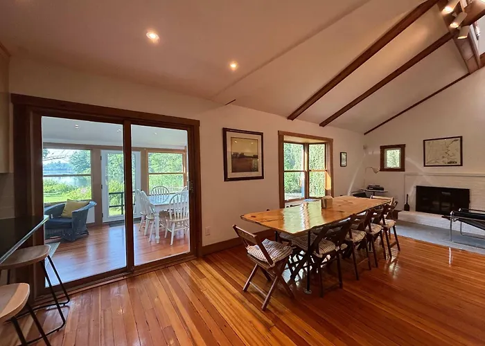 Lakefront, Kayaks Included, Come Unwind In Lenox!