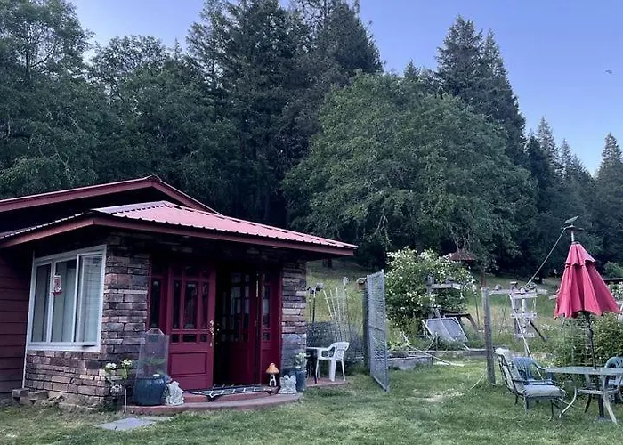 Charming Garden Cottage With 155-Acre Forest Retreat Near Wolf Creek, Oregon