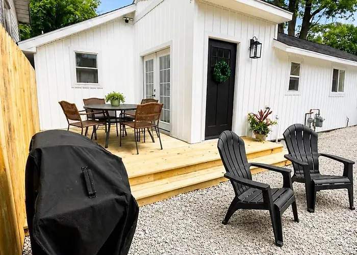 Charming Lake Cottage-Big Barbee Lake Access