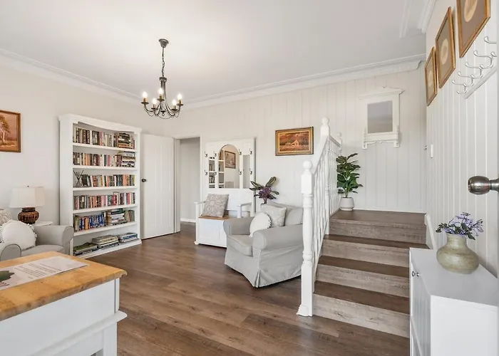 Mountain Views- So Close To Restaurants & Shopping, Pet Friendly