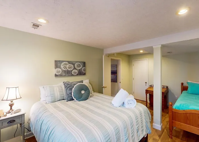Otter Crossing - Spacious Dog-Friendly House W/Fire Pit, Deck, Patio & Grill