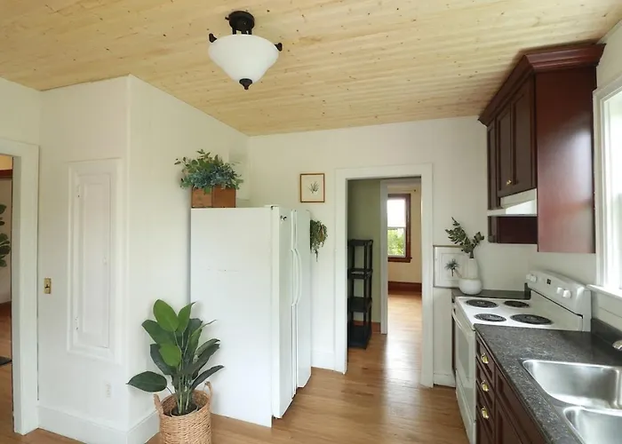 Downtown Antigonish- Entire 4 Bedroom House & Garden