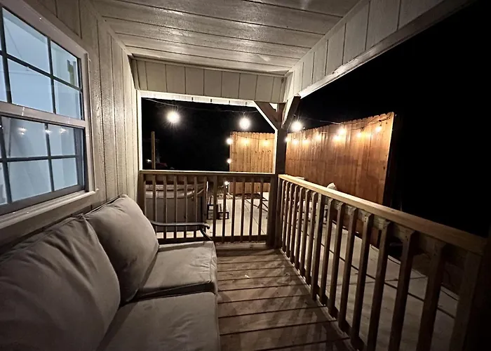 Rustic Cabin Escape With Hot Tub Near Oxford, Mississippi