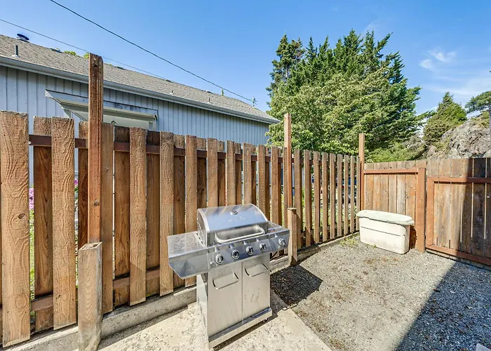 Walk To Town! Charming La Conner Home
