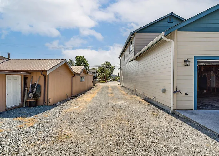 Walk To Town! Charming La Conner Home