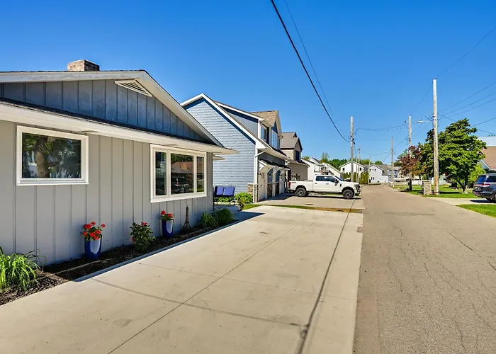 Angler'S Paradise: Lake Wawasee Waterfront Home