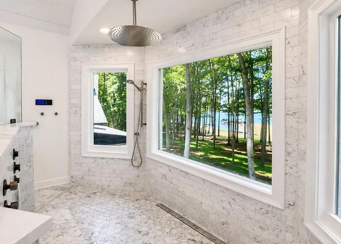 Lakefront Luxury, Sleeps 16, Swim Spa, Hot Tub, Private Dock & Sauna!