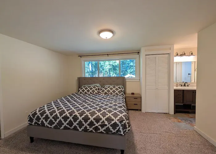 Spacious 3Br Retreat - Sleeps 6 - Near Seattle