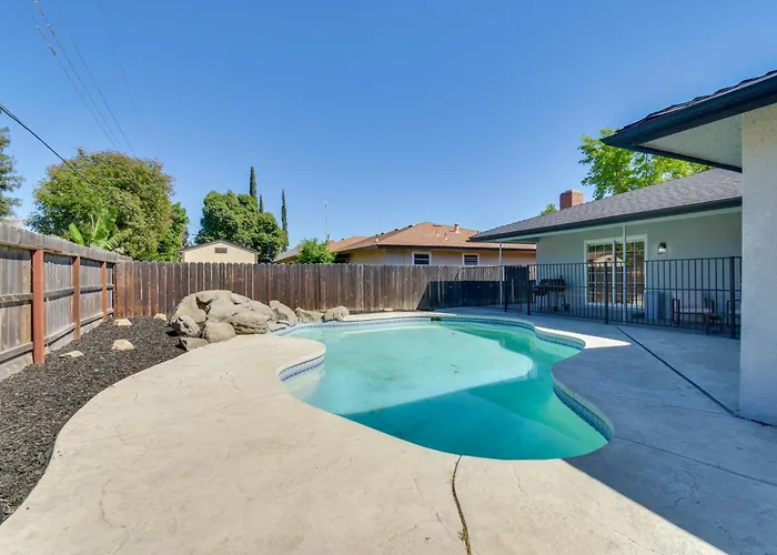 Near Fresno State & Malls! Family-Friendly Home