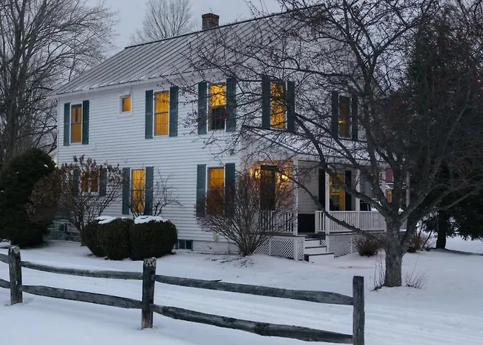 The Winterberry Farmhouse - In-Town Modern Retreat