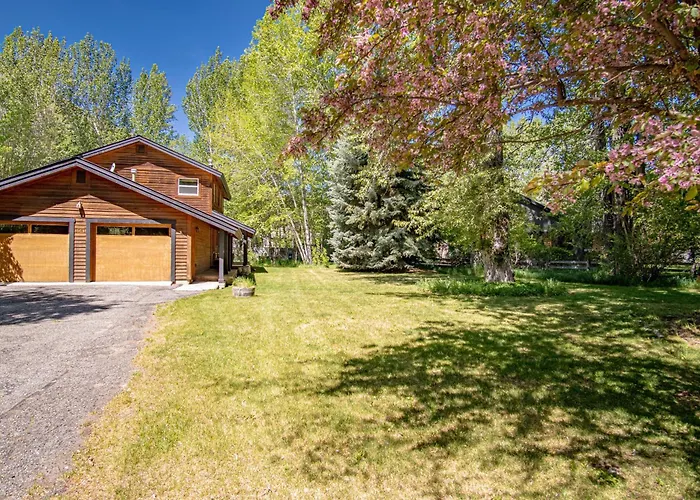Red Elephant | 4Br - Fire Pit - River & Downtown