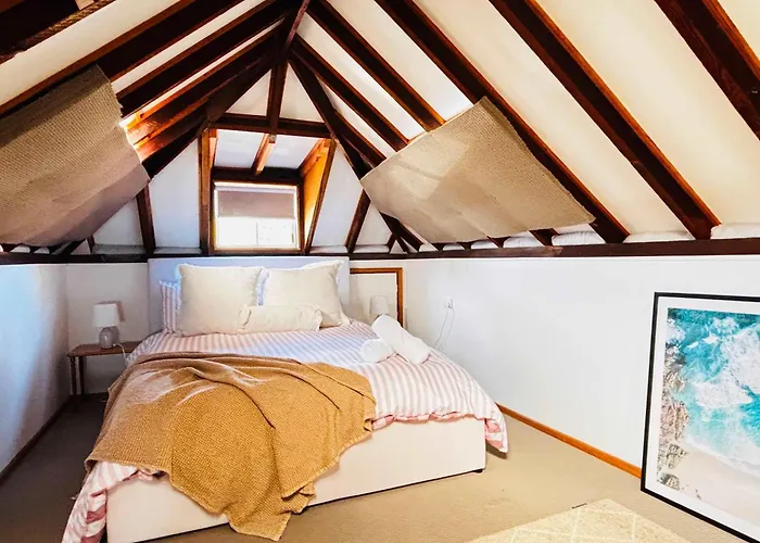 Wollongong 3-Bedroom Beach Cottage - Loft Area, Ac, Free Local Shuttle