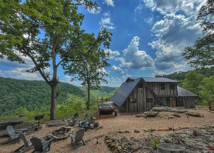Estill Oaks -Luxe Mountain View Retreat -Hot Tub - Private 80-Acre Escape