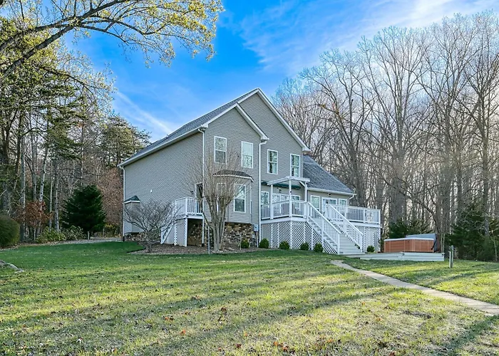 Doc Side - Serene Lakefront Home With Dock, Hot Tub, Pool Table & Beautiful Views