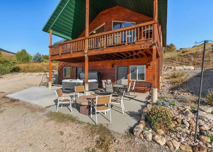 Brando Lodge - Gorgeous Cabin, Hot Tub, Fire Pit, Canyon Access, Lake Views