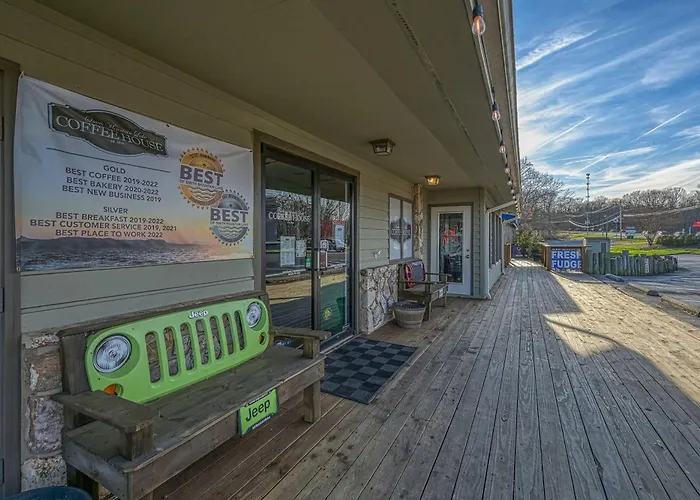 The Lodge On Smith Mountain Lake - Lakefront Cabin W/ Dock, Hot Tub & Pool Table