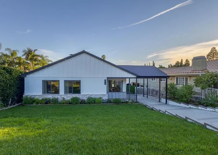 Spacious & Stylish Home In Heart Of Glendale