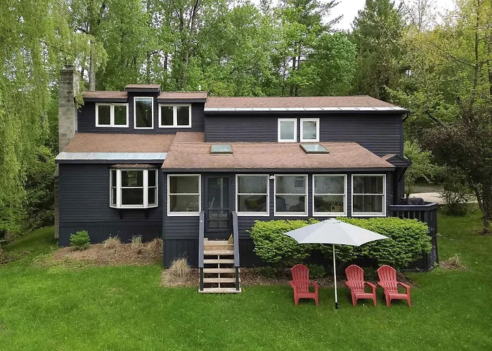 Lakefront, Kayaks Included, Come Unwind In Lenox!