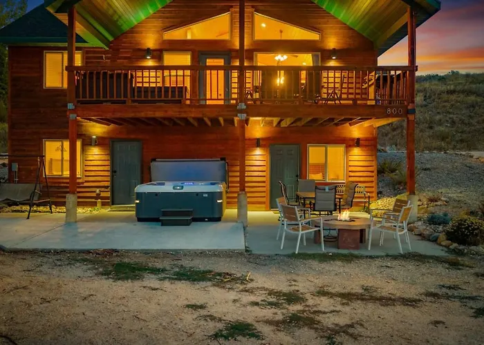 Brando Lodge - Gorgeous Cabin, Hot Tub, Fire Pit, Canyon Access, Lake Views