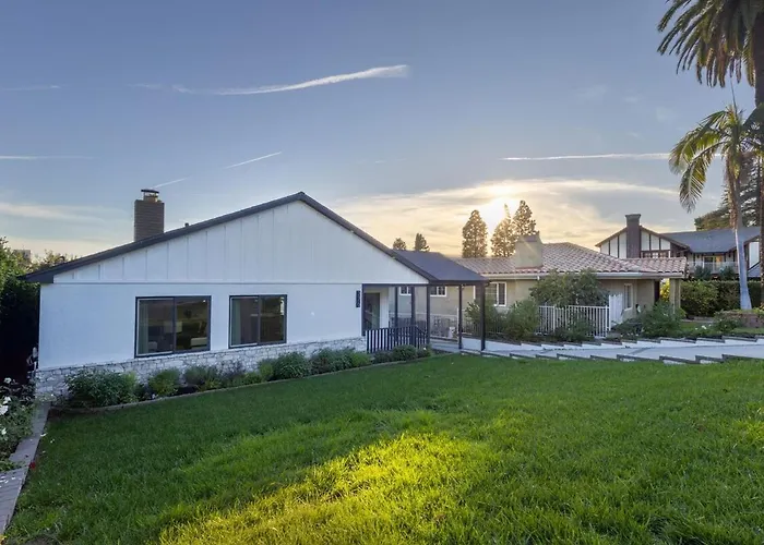 Spacious & Stylish Home In Heart Of Glendale
