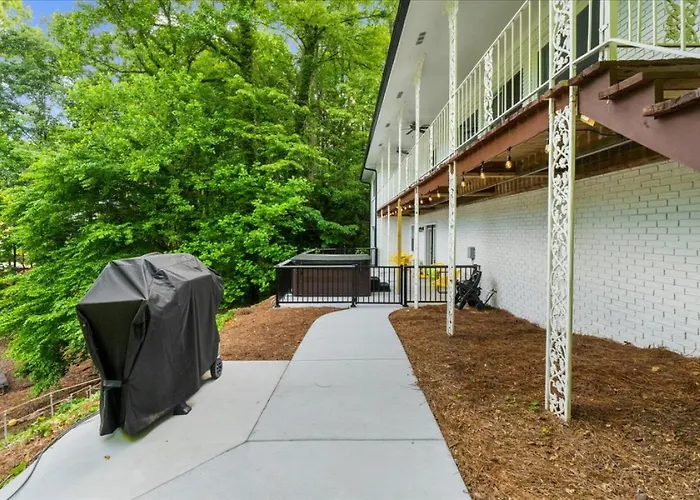 Lake Lanier Lake House With Private Dock Hot Tub Pet-Friendly Game Room