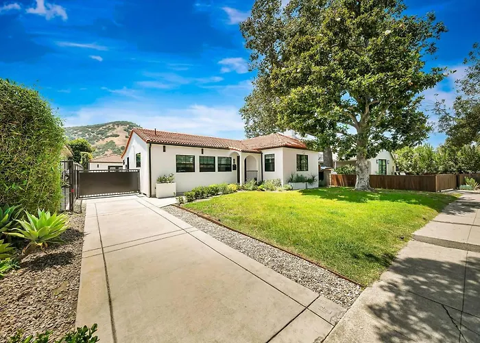 Gorgeous House W/ Pool, Fire Pit, & Pool Table!