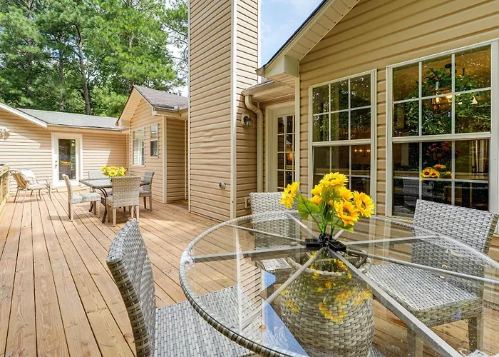 Near Lake Allatoona! Suburban Home W/ Deck & Yard