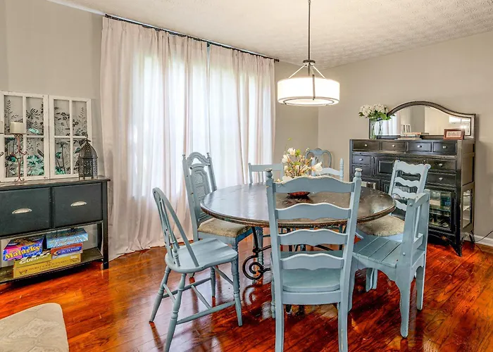 Near Lake Allatoona! Suburban Home W/ Deck & Yard